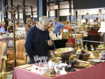 Varios ciudadanos en el recinto ferial de Refena junto a varias piezas del II Desembalaje de Antigüedades