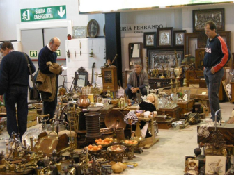 Varios ciudadanos en el recinto ferial de Refena junto a varias piezas del II Desembalaje de Antigüedades