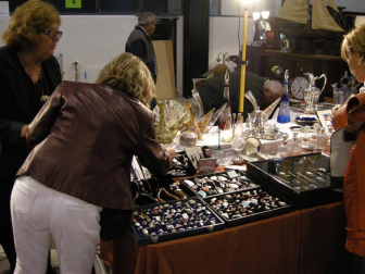 Varios ciudadanos en el recinto ferial de Refena junto a varias piezas del II Desembalaje de Antigüedades
