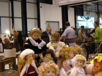 Varios ciudadanos en el recinto ferial de Refena junto a varias piezas del II Desembalaje de Antigüedades