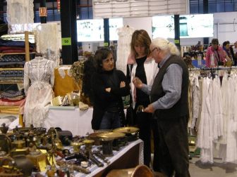 Varios ciudadanos en el recinto ferial de Refena junto a varias piezas del II Desembalaje de Antigüedades