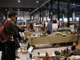 Varios ciudadanos en el recinto ferial de Refena junto a varias piezas del II Desembalaje de Antigüedades