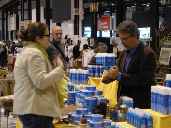 Varios ciudadanos en el recinto ferial de Refena junto a varias piezas del II Desembalaje de Antigüedades
