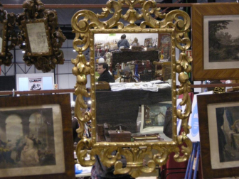 Varios ciudadanos en el recinto ferial de Refena junto a varias piezas del II Desembalaje de Antigüedades