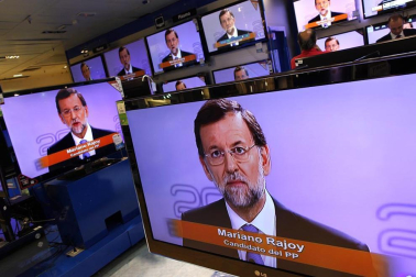 Rajoy y Rubalcaba se enfrentan en el debate televisado por la Academia de televisión, en el Palacio de Congresos.