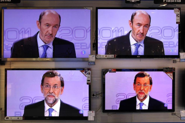 Rajoy y Rubalcaba se enfrentan en el debate televisado por la Academia de televisión, en el Palacio de Congresos.