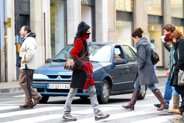 Las bajas temperaturas que comienzan a sentirse en la Comunidad foral han obligado a los ciudadanos a recuperar del armario el atuendo invernal.