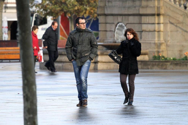 Las bajas temperaturas que comienzan a sentirse en la Comunidad foral han obligado a los ciudadanos a recuperar del armario el atuendo invernal.