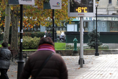 Las bajas temperaturas que comienzan a sentirse en la Comunidad foral han obligado a los ciudadanos a recuperar del armario el atuendo invernal.