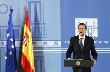 Imágenes de la llegada de Mariano Rajoy a la Moncloa, por primera vez como presidente de España, y de la juramentación celebrada en el Palacio de La Zarzuela ante su homólogo saliente, José Luis Rodríguez Zapatero y los Reyes.