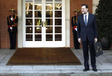 Imágenes de la llegada de Mariano Rajoy a la Moncloa, por primera vez como presidente de España, y de la juramentación celebrada en el Palacio de La Zarzuela ante su homólogo saliente, José Luis Rodríguez Zapatero y los Reyes.