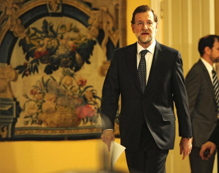 Imágenes de la llegada de Mariano Rajoy a la Moncloa, por primera vez como presidente de España, y de la juramentación celebrada en el Palacio de La Zarzuela ante su homólogo saliente, José Luis Rodríguez Zapatero y los Reyes.