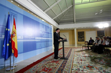 Imágenes de la llegada de Mariano Rajoy a la Moncloa, por primera vez como presidente de España, y de la juramentación celebrada en el Palacio de La Zarzuela ante su homólogo saliente, José Luis Rodríguez Zapatero y los Reyes.