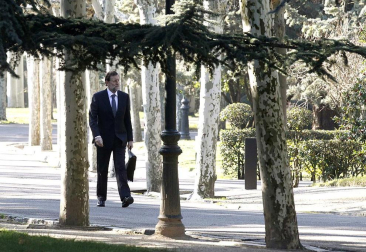 Imágenes de la llegada de Mariano Rajoy a la Moncloa, por primera vez como presidente de España, y de la juramentación celebrada en el Palacio de La Zarzuela ante su homólogo saliente, José Luis Rodríguez Zapatero y los Reyes.
