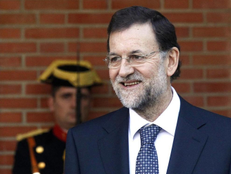 Imágenes de la llegada de Mariano Rajoy a la Moncloa, por primera vez como presidente de España, y de la juramentación celebrada en el Palacio de La Zarzuela ante su homólogo saliente, José Luis Rodríguez Zapatero y los Reyes.