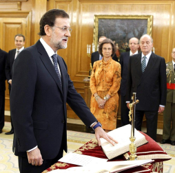 Imágenes de la llegada de Mariano Rajoy a la Moncloa, por primera vez como presidente de España, y de la juramentación celebrada en el Palacio de La Zarzuela ante su homólogo saliente, José Luis Rodríguez Zapatero y los Reyes.