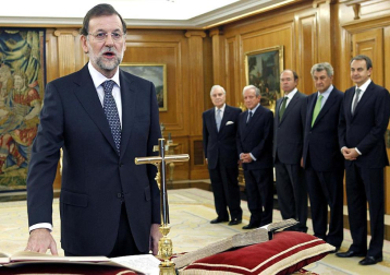 Imágenes de la llegada de Mariano Rajoy a la Moncloa, por primera vez como presidente de España, y de la juramentación celebrada en el Palacio de La Zarzuela ante su homólogo saliente, José Luis Rodríguez Zapatero y los Reyes.