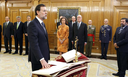 Imágenes de la llegada de Mariano Rajoy a la Moncloa, por primera vez como presidente de España, y de la juramentación celebrada en el Palacio de La Zarzuela ante su homólogo saliente, José Luis Rodríguez Zapatero y los Reyes.