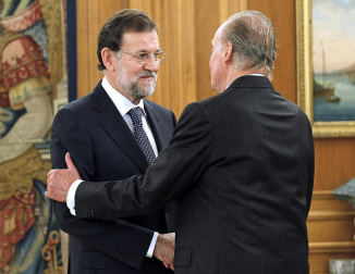 Imágenes de la llegada de Mariano Rajoy a la Moncloa, por primera vez como presidente de España, y de la juramentación celebrada en el Palacio de La Zarzuela ante su homólogo saliente, José Luis Rodríguez Zapatero y los Reyes.