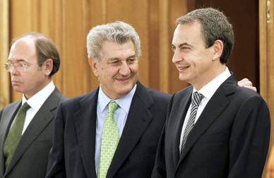 Imágenes de la llegada de Mariano Rajoy a la Moncloa, por primera vez como presidente de España, y de la juramentación celebrada en el Palacio de La Zarzuela ante su homólogo saliente, José Luis Rodríguez Zapatero y los Reyes.