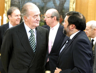 Imágenes de la llegada de Mariano Rajoy a la Moncloa, por primera vez como presidente de España, y de la juramentación celebrada en el Palacio de La Zarzuela ante su homólogo saliente, José Luis Rodríguez Zapatero y los Reyes.