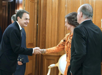 Imágenes de la llegada de Mariano Rajoy a la Moncloa, por primera vez como presidente de España, y de la juramentación celebrada en el Palacio de La Zarzuela ante su homólogo saliente, José Luis Rodríguez Zapatero y los Reyes.