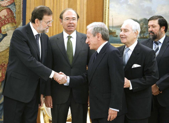 Imágenes de la llegada de Mariano Rajoy a la Moncloa, por primera vez como presidente de España, y de la juramentación celebrada en el Palacio de La Zarzuela ante su homólogo saliente, José Luis Rodríguez Zapatero y los Reyes.
