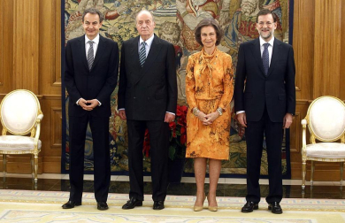 Imágenes de la llegada de Mariano Rajoy a la Moncloa, por primera vez como presidente de España, y de la juramentación celebrada en el Palacio de La Zarzuela ante su homólogo saliente, José Luis Rodríguez Zapatero y los Reyes.