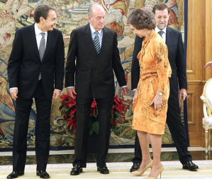 Imágenes de la llegada de Mariano Rajoy a la Moncloa, por primera vez como presidente de España, y de la juramentación celebrada en el Palacio de La Zarzuela ante su homólogo saliente, José Luis Rodríguez Zapatero y los Reyes.