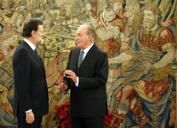 Imágenes de la llegada de Mariano Rajoy a la Moncloa, por primera vez como presidente de España, y de la juramentación celebrada en el Palacio de La Zarzuela ante su homólogo saliente, José Luis Rodríguez Zapatero y los Reyes.