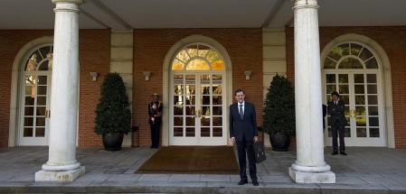 Imágenes de la llegada de Mariano Rajoy a la Moncloa, por primera vez como presidente de España, y de la juramentación celebrada en el Palacio de La Zarzuela ante su homólogo saliente, José Luis Rodríguez Zapatero y los Reyes.
