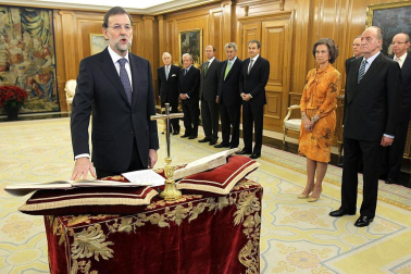 Imágenes de la llegada de Mariano Rajoy a la Moncloa, por primera vez como presidente de España, y de la juramentación celebrada en el Palacio de La Zarzuela ante su homólogo saliente, José Luis Rodríguez Zapatero y los Reyes.