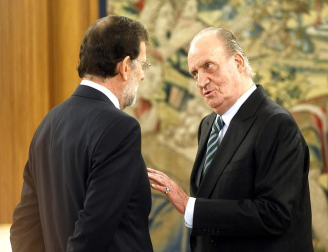 Imágenes de la llegada de Mariano Rajoy a la Moncloa, por primera vez como presidente de España, y de la juramentación celebrada en el Palacio de La Zarzuela ante su homólogo saliente, José Luis Rodríguez Zapatero y los Reyes.