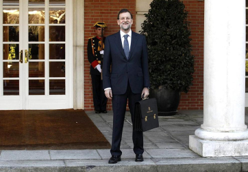 Imágenes de la llegada de Mariano Rajoy a la Moncloa, por primera vez como presidente de España, y de la juramentación celebrada en el Palacio de La Zarzuela ante su homólogo saliente, José Luis Rodríguez Zapatero y los Reyes.