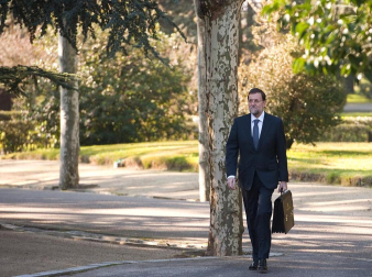 Imágenes de la llegada de Mariano Rajoy a la Moncloa, por primera vez como presidente de España, y de la juramentación celebrada en el Palacio de La Zarzuela ante su homólogo saliente, José Luis Rodríguez Zapatero y los Reyes.
