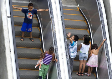 Varias personas utilizan las primeras escaleras eléctricas de carácter público y gratuito de Colombia, las cuales fueron inaugurada en Medellín. Las Independencias I, barriada humilde de 12.000 habitantes en las laderas del oeste de la ciudad colombiana de Medellín, es el primer sector urbano del mundo en el que han sido instaladas unas escaleras eléctricas al aire libre como solución a los problemas de movilidad de las personas.