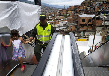 Varias personas utilizan las primeras escaleras eléctricas de carácter público y gratuito de Colombia, las cuales fueron inaugurada en Medellín. Las Independencias I, barriada humilde de 12.000 habitantes en las laderas del oeste de la ciudad colombiana de Medellín, es el primer sector urbano del mundo en el que han sido instaladas unas escaleras eléctricas al aire libre como solución a los problemas de movilidad de las personas.