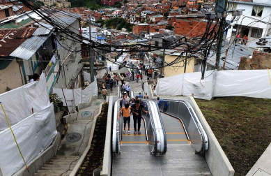 Varias personas utilizan las primeras escaleras eléctricas de carácter público y gratuito de Colombia, las cuales fueron inaugurada en Medellín. Las Independencias I, barriada humilde de 12.000 habitantes en las laderas del oeste de la ciudad colombiana de Medellín, es el primer sector urbano del mundo en el que han sido instaladas unas escaleras eléctricas al aire libre como solución a los problemas de movilidad de las personas.