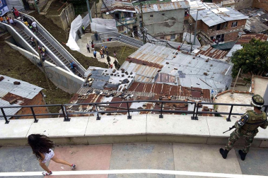 Varias personas utilizan las primeras escaleras eléctricas de carácter público y gratuito de Colombia, las cuales fueron inaugurada en Medellín. Las Independencias I, barriada humilde de 12.000 habitantes en las laderas del oeste de la ciudad colombiana de Medellín, es el primer sector urbano del mundo en el que han sido instaladas unas escaleras eléctricas al aire libre como solución a los problemas de movilidad de las personas.