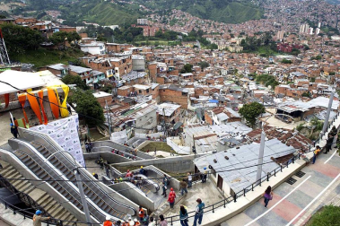 Varias personas utilizan las primeras escaleras eléctricas de carácter público y gratuito de Colombia, las cuales fueron inaugurada en Medellín. Las Independencias I, barriada humilde de 12.000 habitantes en las laderas del oeste de la ciudad colombiana de Medellín, es el primer sector urbano del mundo en el que han sido instaladas unas escaleras eléctricas al aire libre como solución a los problemas de movilidad de las personas.