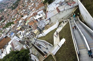 Varias personas utilizan las primeras escaleras eléctricas de carácter público y gratuito de Colombia, las cuales fueron inaugurada en Medellín. Las Independencias I, barriada humilde de 12.000 habitantes en las laderas del oeste de la ciudad colombiana de Medellín, es el primer sector urbano del mundo en el que han sido instaladas unas escaleras eléctricas al aire libre como solución a los problemas de movilidad de las personas.