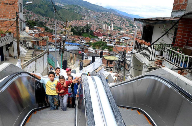 Varias personas utilizan las primeras escaleras eléctricas de carácter público y gratuito de Colombia, las cuales fueron inaugurada en Medellín. Las Independencias I, barriada humilde de 12.000 habitantes en las laderas del oeste de la ciudad colombiana de Medellín, es el primer sector urbano del mundo en el que han sido instaladas unas escaleras eléctricas al aire libre como solución a los problemas de movilidad de las personas.
