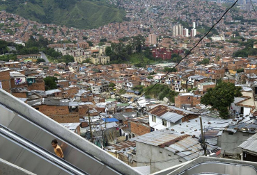 Varias personas utilizan las primeras escaleras eléctricas de carácter público y gratuito de Colombia, las cuales fueron inaugurada en Medellín. Las Independencias I, barriada humilde de 12.000 habitantes en las laderas del oeste de la ciudad colombiana de Medellín, es el primer sector urbano del mundo en el que han sido instaladas unas escaleras eléctricas al aire libre como solución a los problemas de movilidad de las personas.
