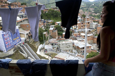 Varias personas utilizan las primeras escaleras eléctricas de carácter público y gratuito de Colombia, las cuales fueron inaugurada en Medellín. Las Independencias I, barriada humilde de 12.000 habitantes en las laderas del oeste de la ciudad colombiana de Medellín, es el primer sector urbano del mundo en el que han sido instaladas unas escaleras eléctricas al aire libre como solución a los problemas de movilidad de las personas.