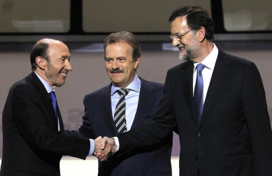 Rajoy y Rubalcaba se enfrentan en el debate televisado por la Academia de televisión, en el Palacio de Congresos.
