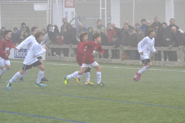 Este martes 3 de enero y con una intensa niebla en Tajonar, se han disputado los cuartos de final del Torneo Interescolar. En esta galería de imágenes se muestran los partidos Sagrado Corazón-Virgen Blanca y Cardenal Ilundáin-Escolapios Calasanz. Este último se ha resuelto en los penaltis