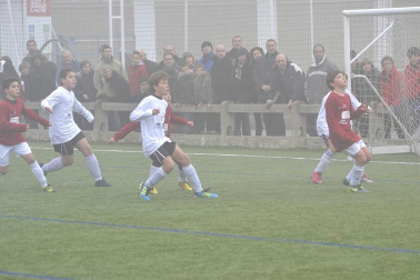 Este martes 3 de enero y con una intensa niebla en Tajonar, se han disputado los cuartos de final del Torneo Interescolar. En esta galería de imágenes se muestran los partidos Sagrado Corazón-Virgen Blanca y Cardenal Ilundáin-Escolapios Calasanz. Este último se ha resuelto en los penaltis