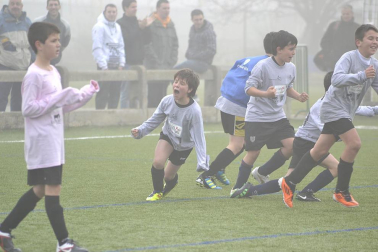 Este martes 3 de enero y con una intensa niebla en Tajonar, se han disputado los cuartos de final del Torneo Interescolar. En esta galería de imágenes se muestran los partidos Sagrado Corazón-Virgen Blanca y Cardenal Ilundáin-Escolapios Calasanz. Este último se ha resuelto en los penaltis