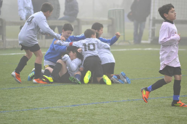 Este martes 3 de enero y con una intensa niebla en Tajonar, se han disputado los cuartos de final del Torneo Interescolar. En esta galería de imágenes se muestran los partidos Sagrado Corazón-Virgen Blanca y Cardenal Ilundáin-Escolapios Calasanz. Este último se ha resuelto en los penaltis