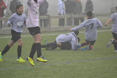 Este martes 3 de enero y con una intensa niebla en Tajonar, se han disputado los cuartos de final del Torneo Interescolar. En esta galería de imágenes se muestran los partidos Sagrado Corazón-Virgen Blanca y Cardenal Ilundáin-Escolapios Calasanz. Este último se ha resuelto en los penaltis